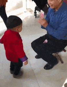 
搞笑GIF逗图：眼看媳妇要亏损了 我要不要去帮助：YABO鸭脖官网(图8)