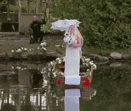 
搞笑GIF逗图：眼看媳妇要亏损了 我要不要去帮助：YABO鸭脖官网(图9)