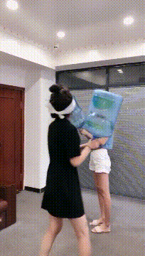 
搞笑GIF逗图：眼看媳妇要亏损了 我要不要去帮助：YABO鸭脖官网(图10)