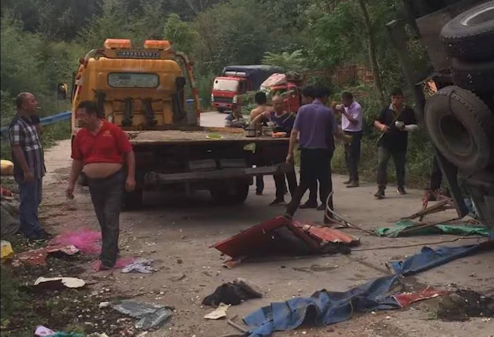 yabo鸭脖-河南两辆卡车翻车 造成8死11伤 乡政府:事件中很多弯路还在控制之中(图2)